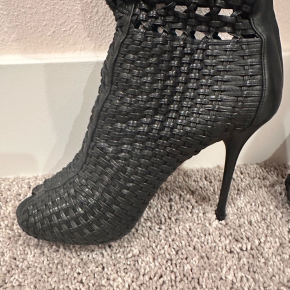 BARELY WORN GUCCI "PEEP PARKER" Boots - Picture 6 of 10